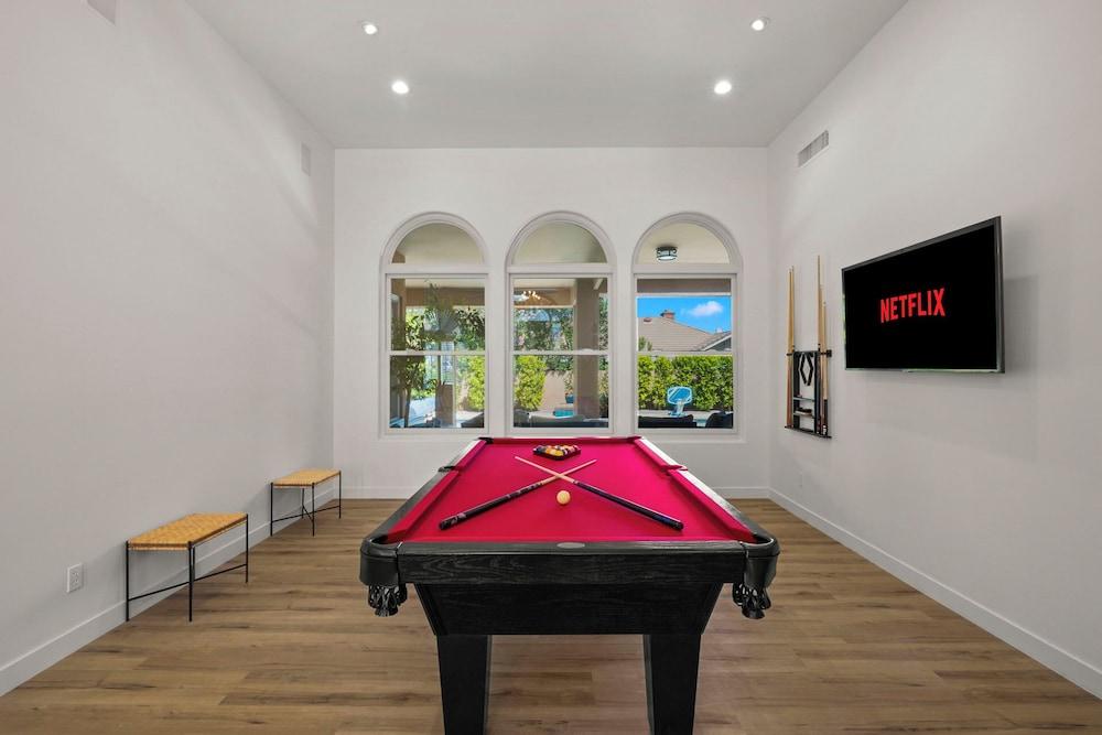 Pool Table, Putting Green: Luxury Oasis in Mesa