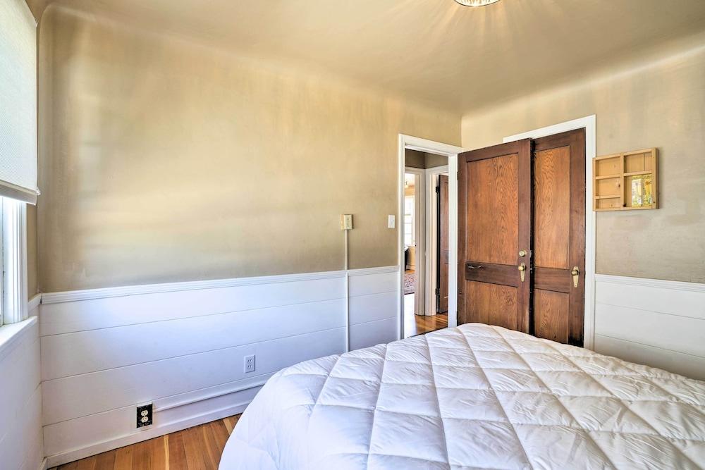 \sun-dappled Retreat: Walk to Restaurants!