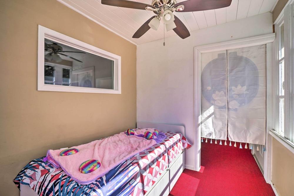 \sun-dappled Retreat: Walk to Restaurants!