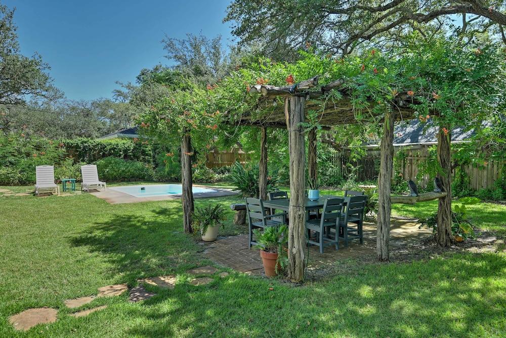 Outdoor Oasis & Grills: Ultimate Rockport Home!