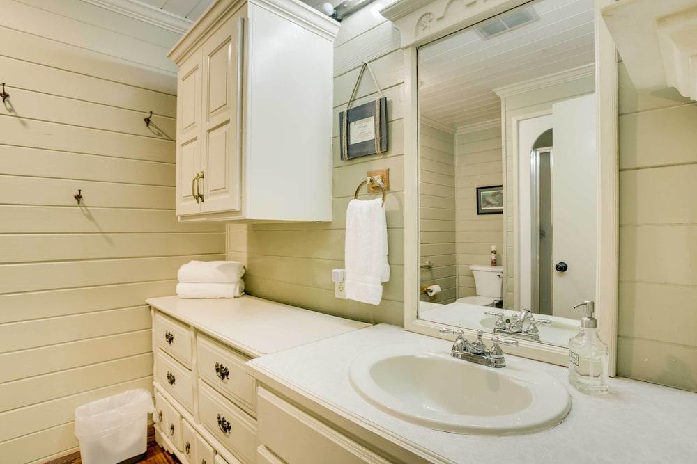 Dularge Grand Villa - Steps to Marina + Fishing!