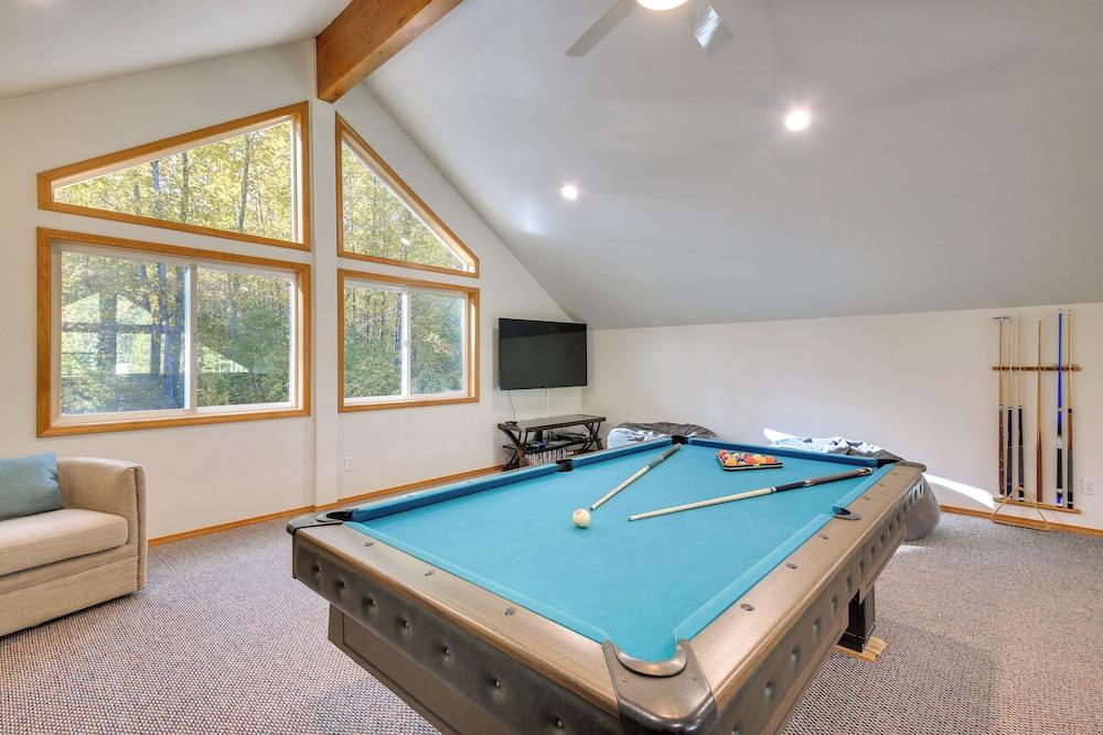 Expansive Waterfront Escape w/ Kayaks + Sups!