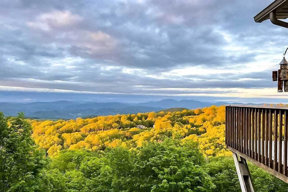 Deck + Million Dollar Views: Beech Mountain Cabin