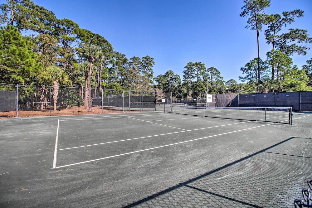 Relax By Pool: Harbour Town Resort Condo