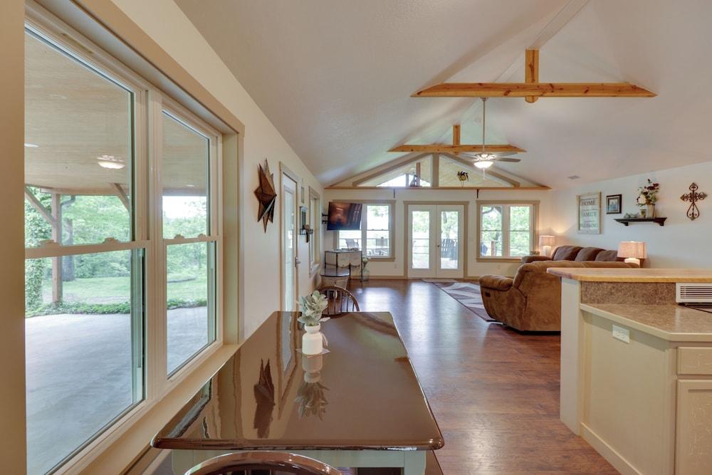 'bullfrog Bluff' Mountain View Cabin w/ Deck!