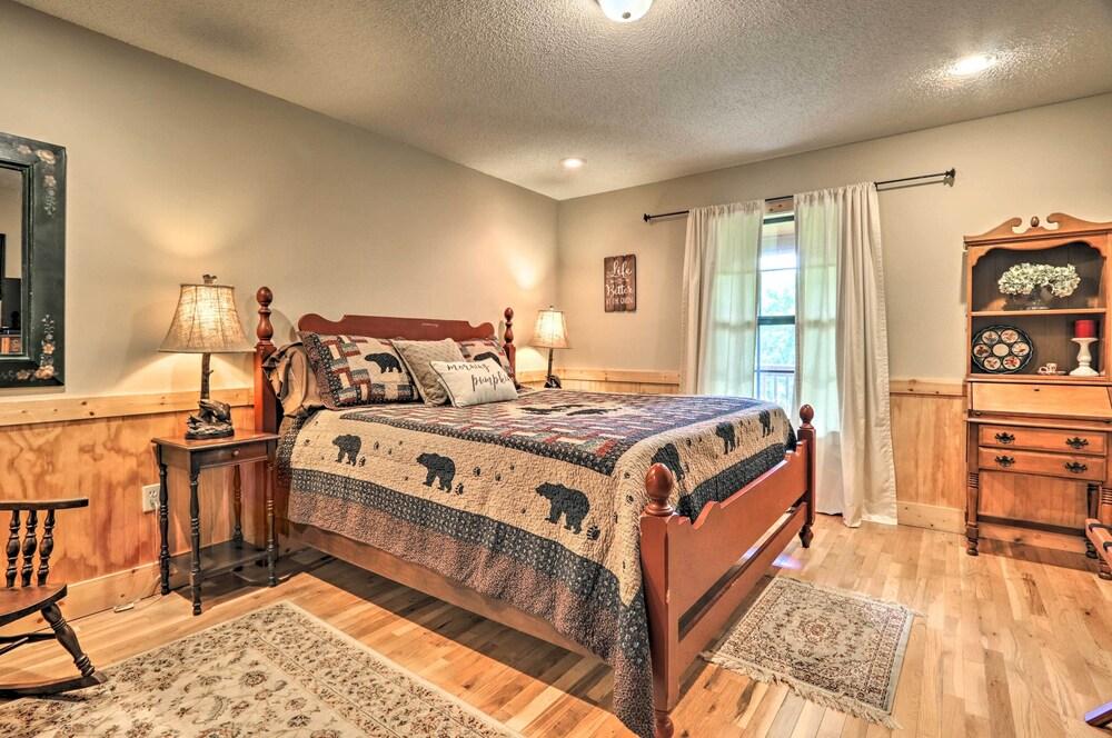 Log Cabin w/ Deck & Hot Tub: 5 Mi to Dollywood!