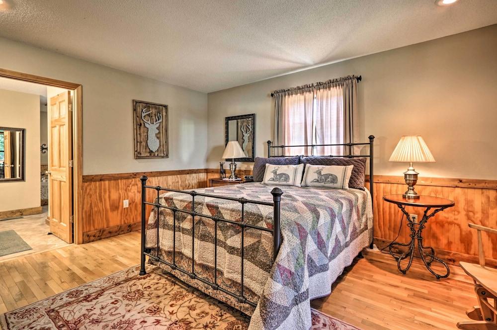 Log Cabin w/ Deck & Hot Tub: 5 Mi to Dollywood!