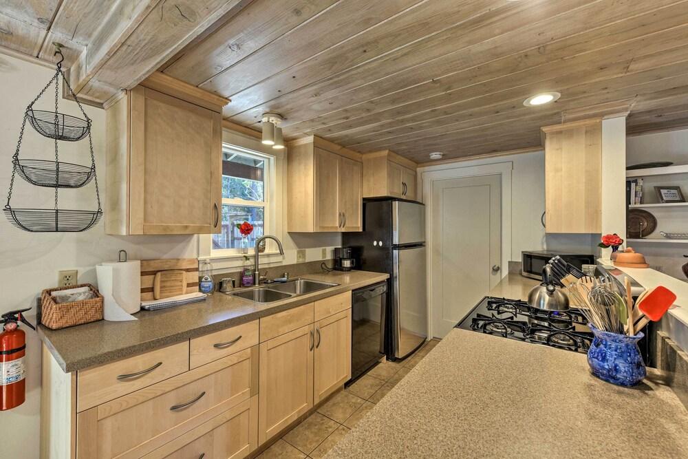 Peaceful Cottage w/ Grill & Yard in Grass Valley!