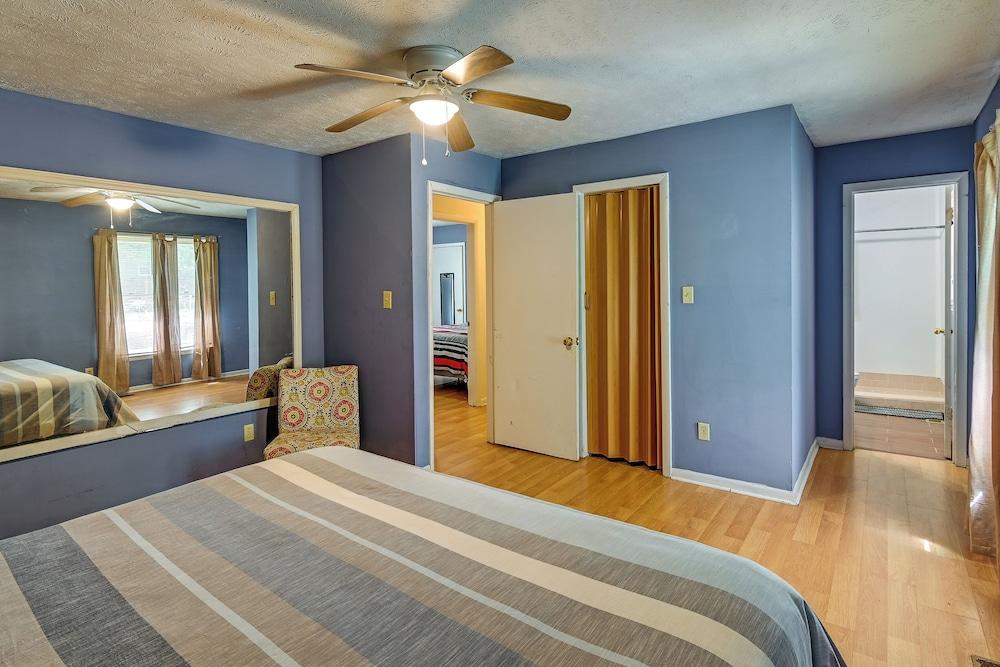 Fayetteville Vacation Rental w/ Yard!