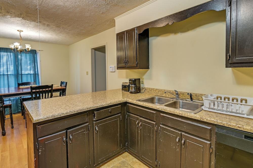 Fayetteville Vacation Rental w/ Yard!