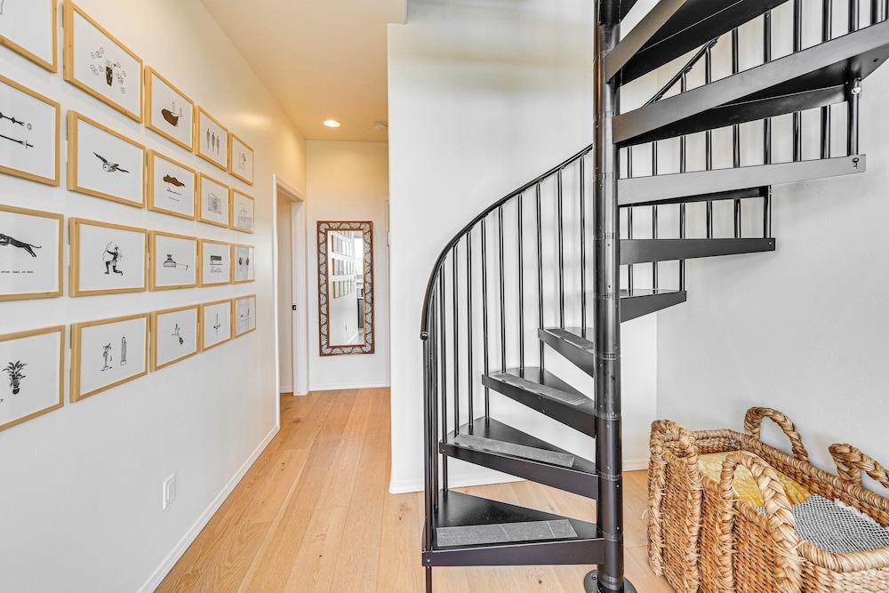 Views & Hot Tub: 'pineberry Modern' Luxury Home