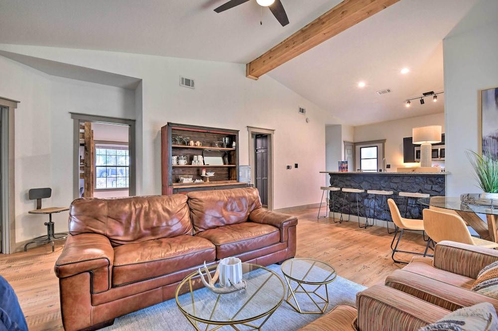 Graford Cabin w/ Rooftop Deck & Lake Views!