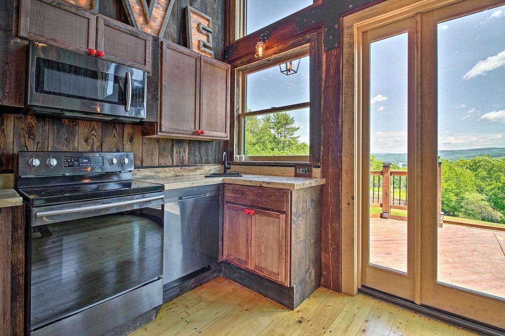 'red Sweetheart Barn Studio' w/ Mtn & River Views!