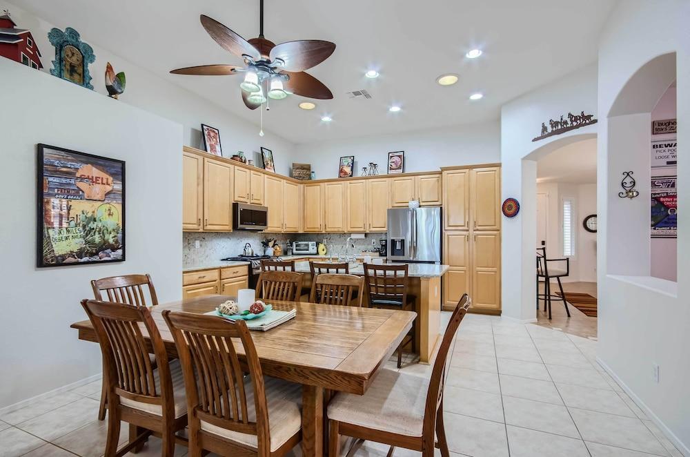 Heated Pool, Gas Grill & Yard: Phoenix Retreat!
