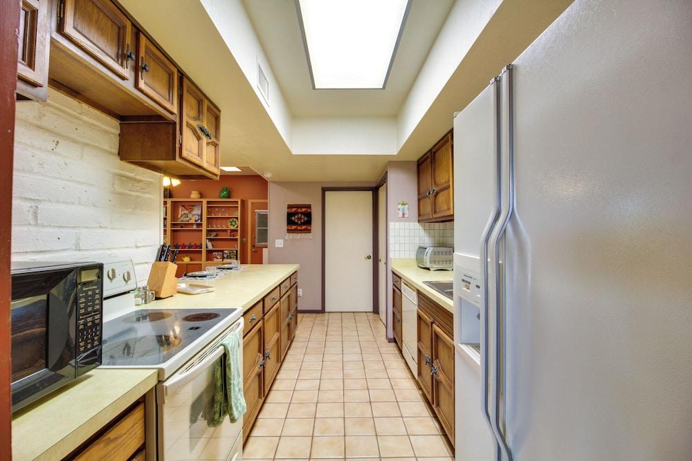 Green Valley Abode w/ Pool Access & Mtn Views