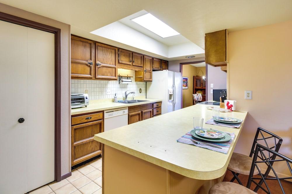 Green Valley Abode w/ Pool Access & Mtn Views