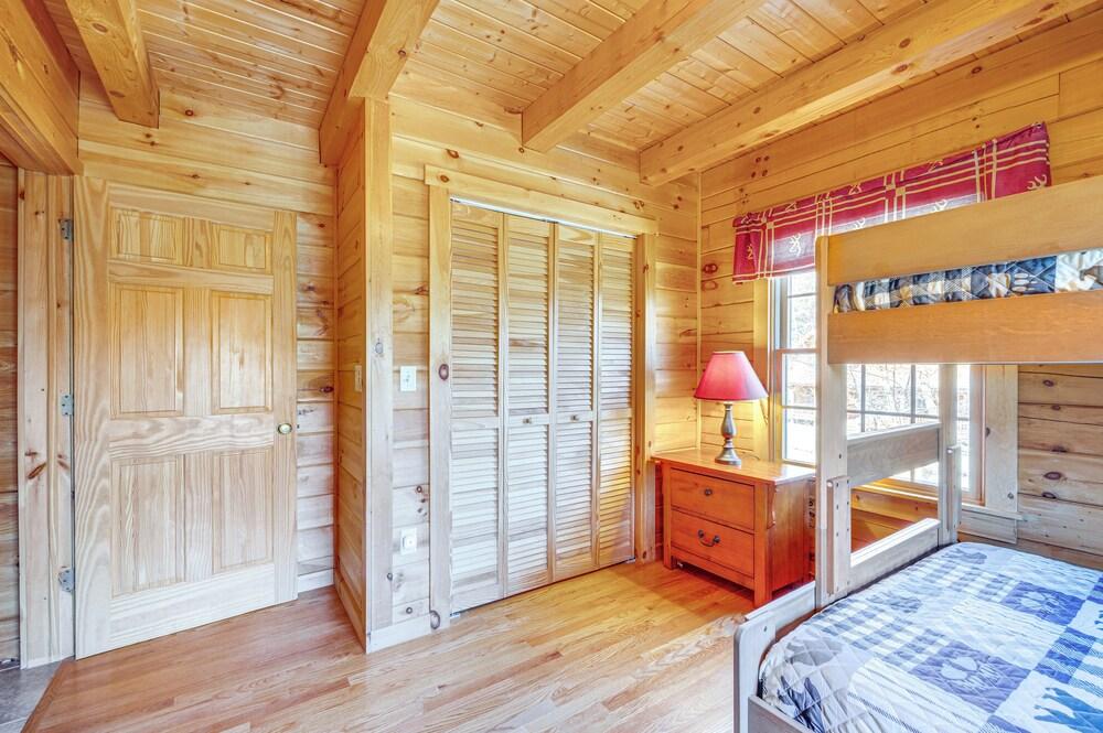 Carroll Log Cabin w/ Deck < 9 Mi to Bretton Woods!