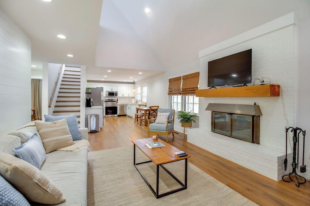 2 Mi to Tims Ford Lake! Cozy Cottage w/ Fireplace