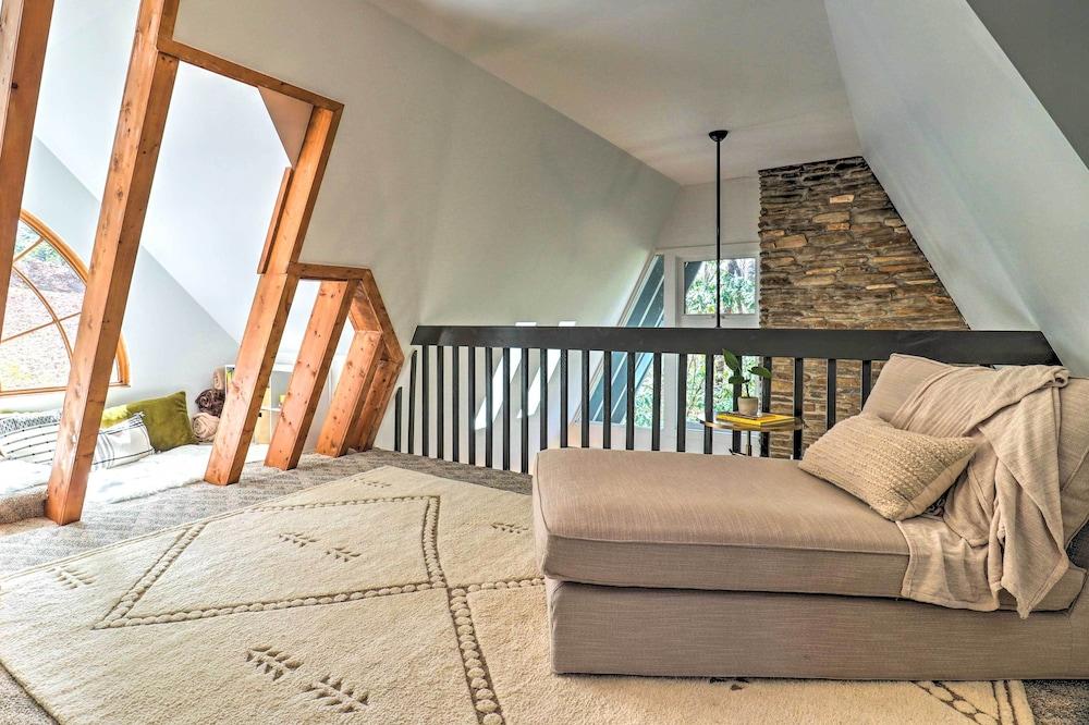 Amazing A-frame w/ Private Hiking + Amenities