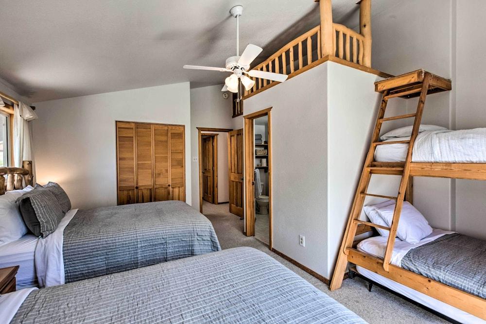 Cozy Red River Alpine Condo w/ Mountain Views