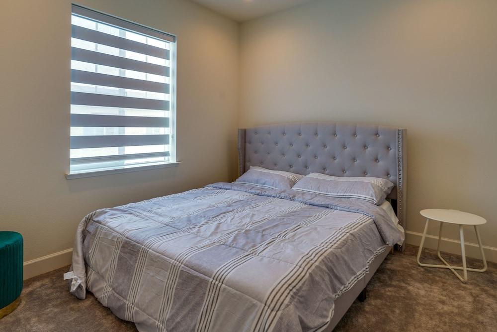 California Midterm Rental With Fenced Yard!