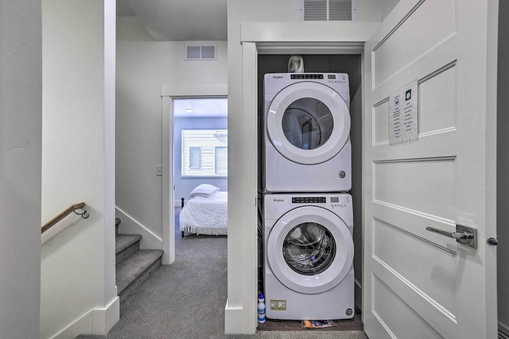 Boise Townhome w/ Rooftop Deck, 2 Mi to Downtown!