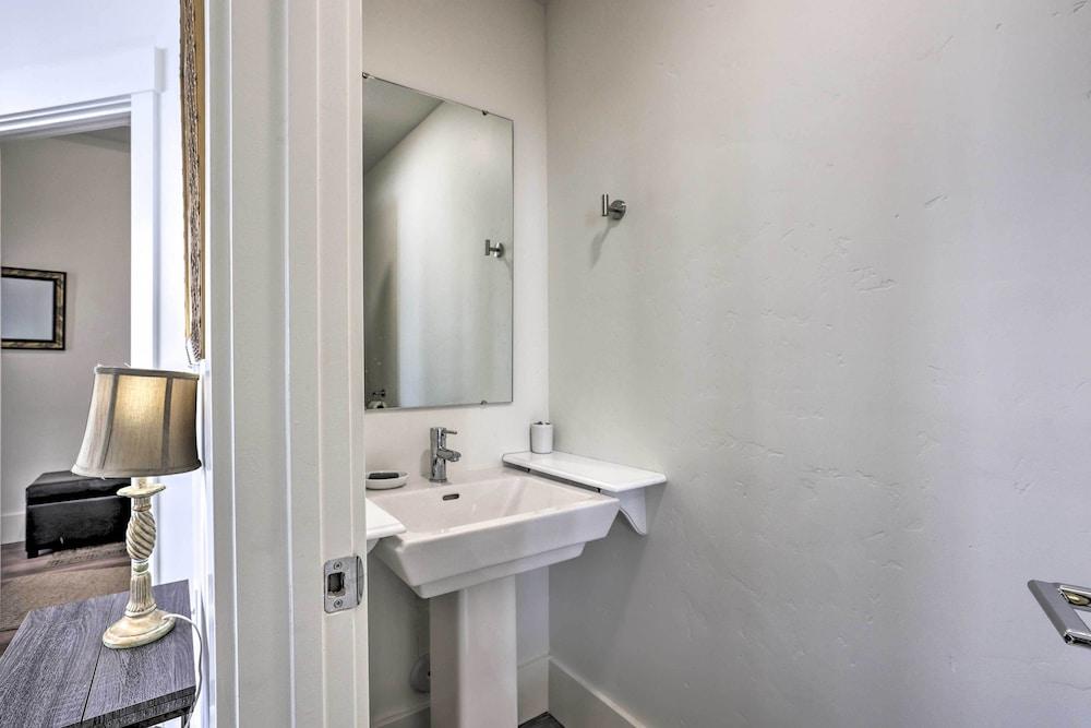 Boise Townhome w/ Rooftop Deck, 2 Mi to Downtown!