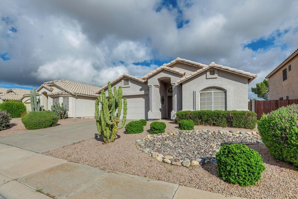 Pool & Golf Course Views: Family Home in Gilbert