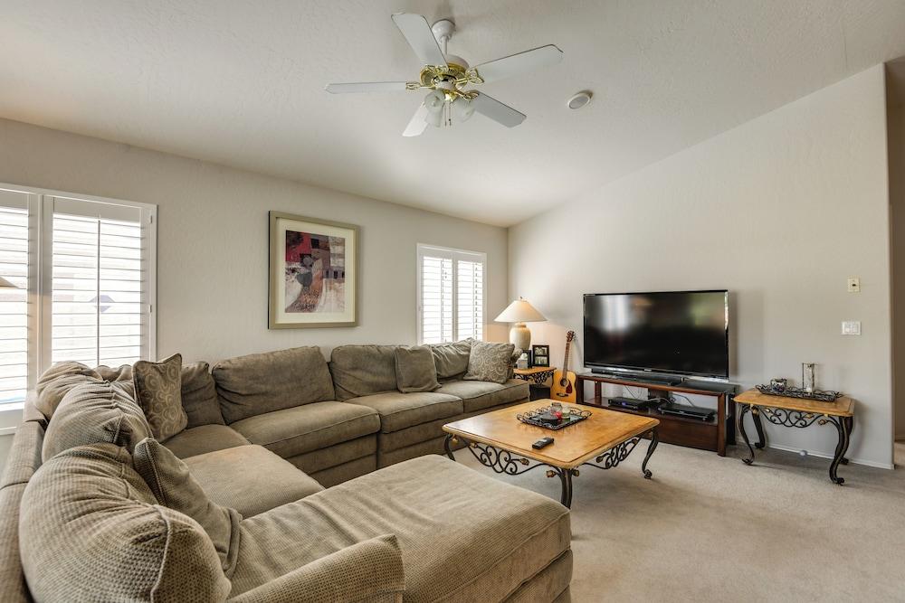 Pool & Golf Course Views: Family Home in Gilbert