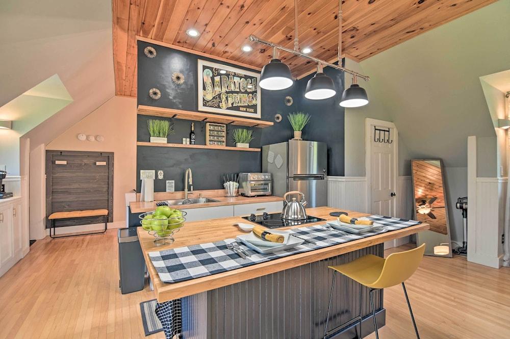 Stylish Studio w/ Fireplace ~ 3 Mi From Dtwn!