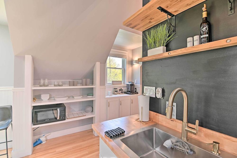 Stylish Studio w/ Fireplace ~ 3 Mi From Dtwn!