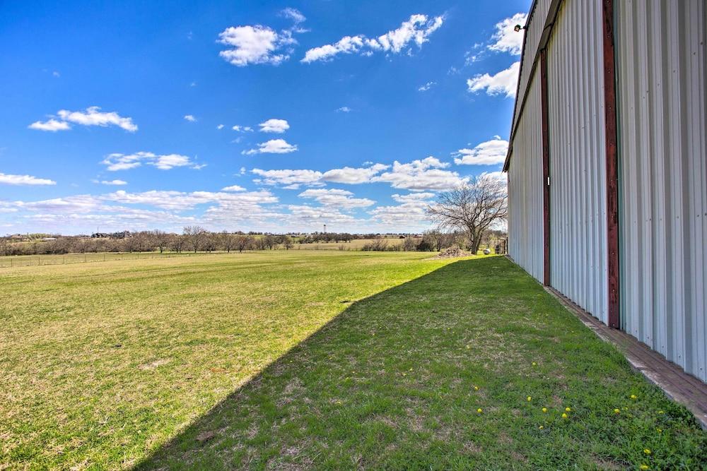 Remodeled Ranch Apt in Sanger: 12 Mi to Lake!