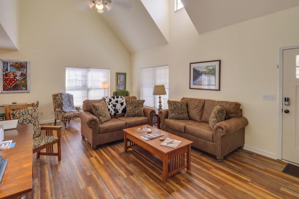 Lyles Peaceful Creekside Home: Hot Tub & Fire Pit