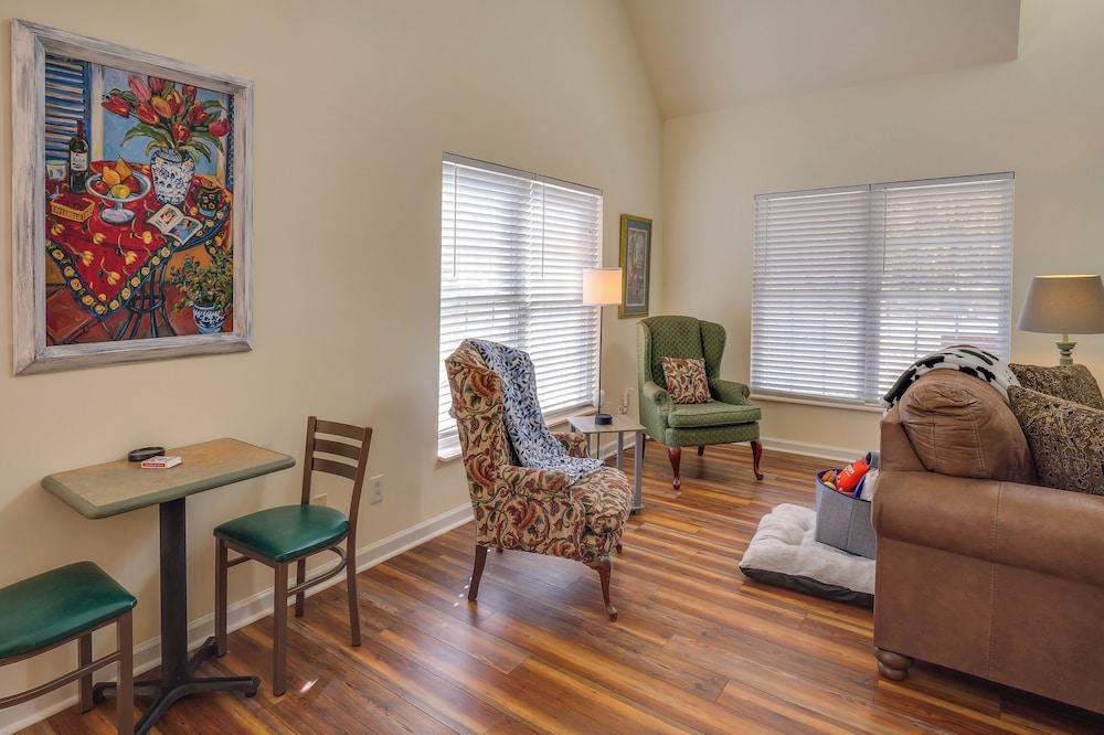 Lyles Peaceful Creekside Home: Hot Tub & Fire Pit