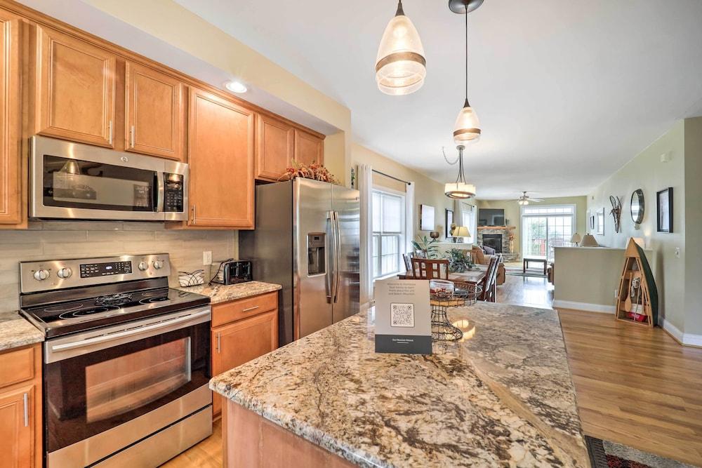 Walkable Condo w/ Scenic View in Beech Mountain!