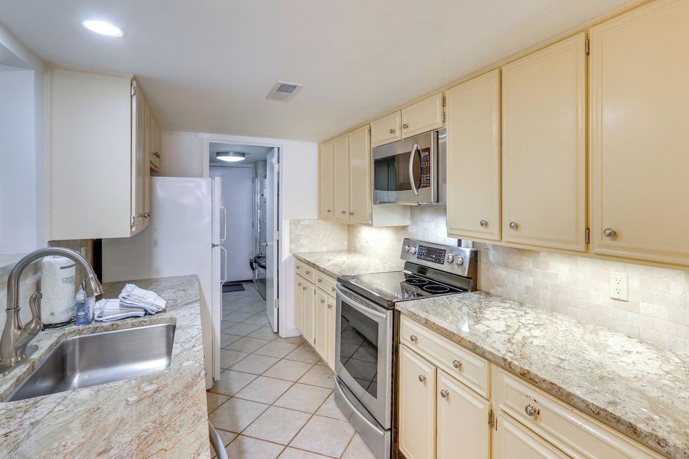 Golf Course Views & Beach Access: Shipyard Villa