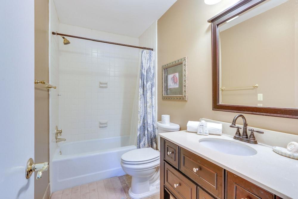 Golf Course Views & Beach Access: Shipyard Villa