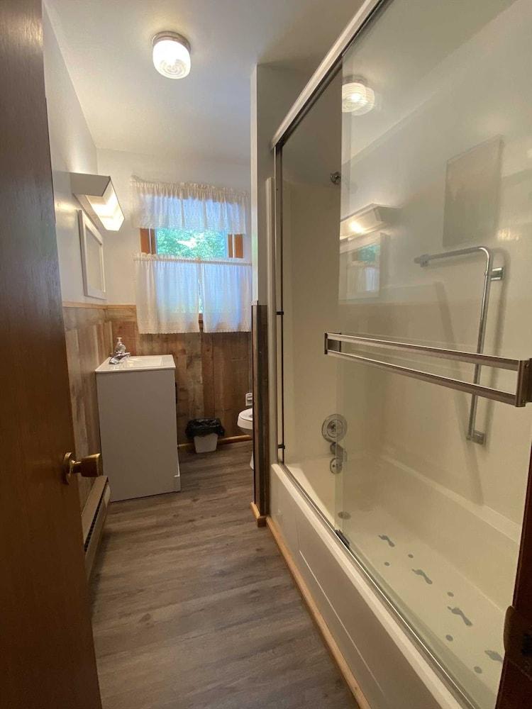 Deep Creek Overlook 3 Bedroom Cabin by Redawning