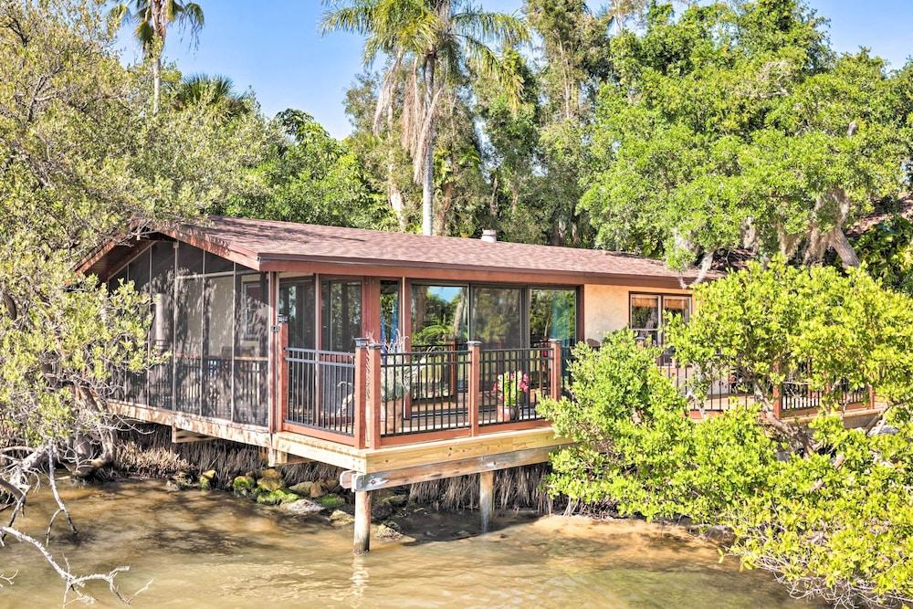 Riverfront Merritt Island Bungalow w/ Dock & Deck