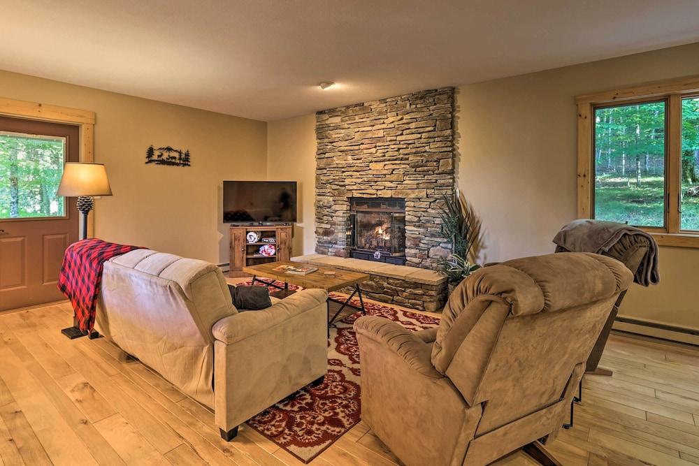 2 Mi to Beech Mtn Resort: Cabin w/ Deck & Grill!