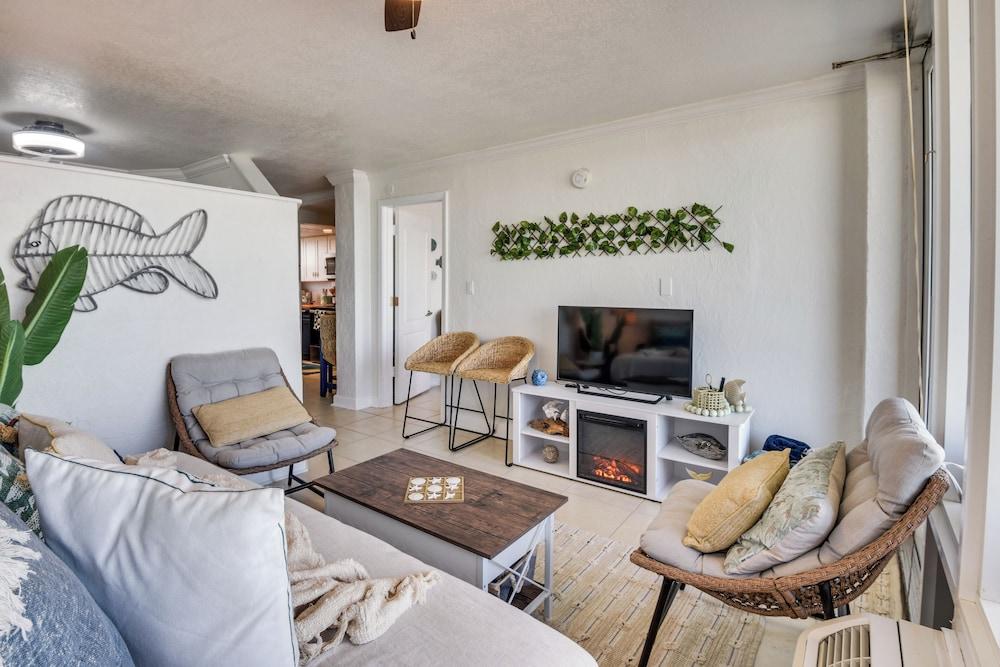 Walk to Shore! Top-floor Daytona Beach Condo