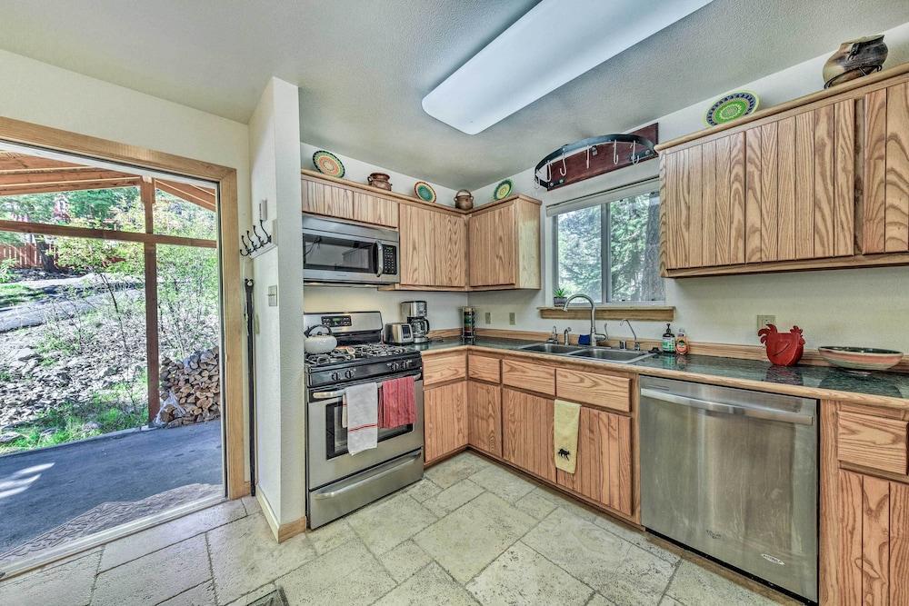 Cloudcroft Cabin w/ Deck < 2 Mi to Downtown!