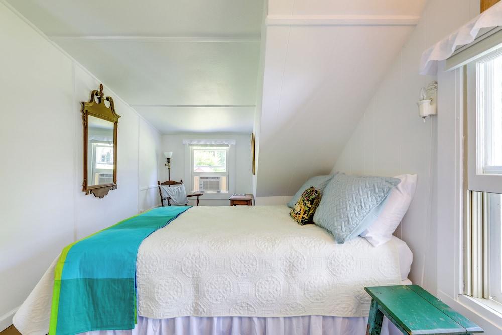 Lakefront Cottage w/ Covered Porch & Dock!