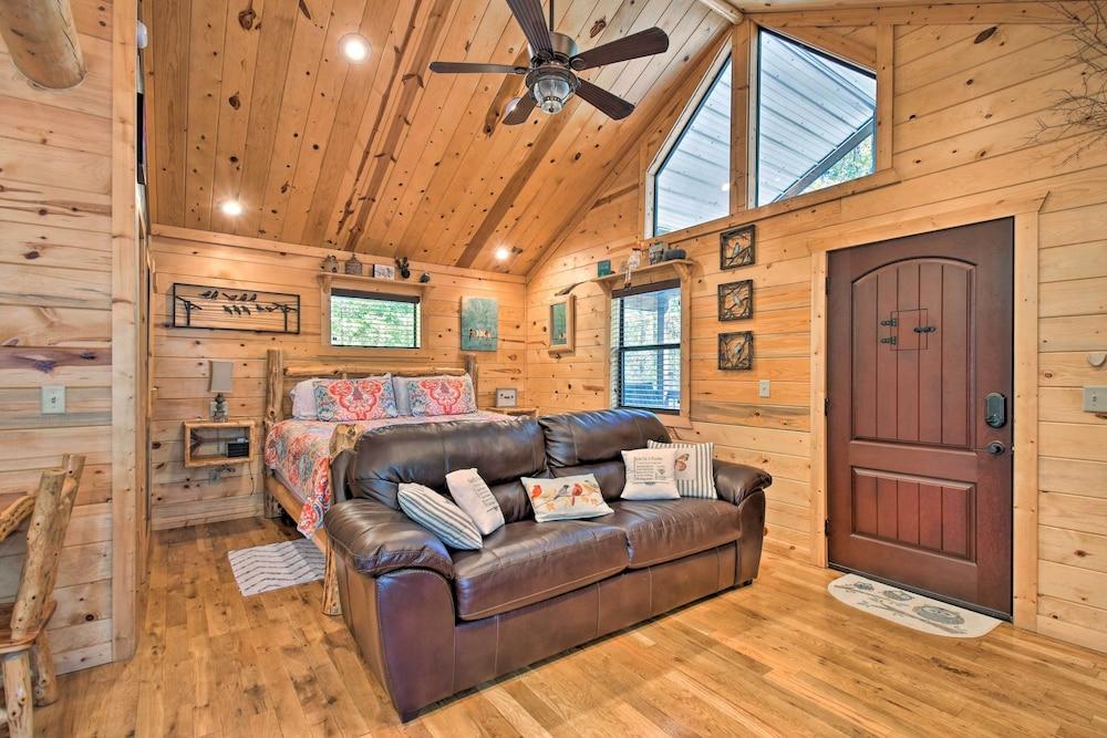 Broken Bow Hideaway w/ Hot Tub & Fire Pit!