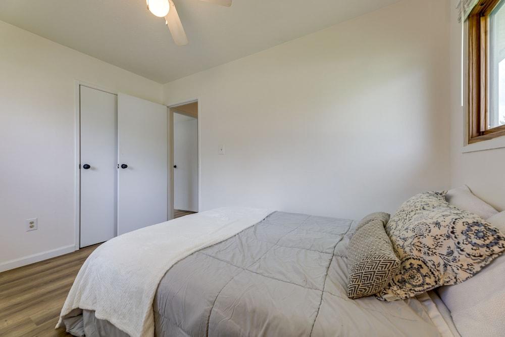 Well-equipped Dayton Home: 5 Mi to University!