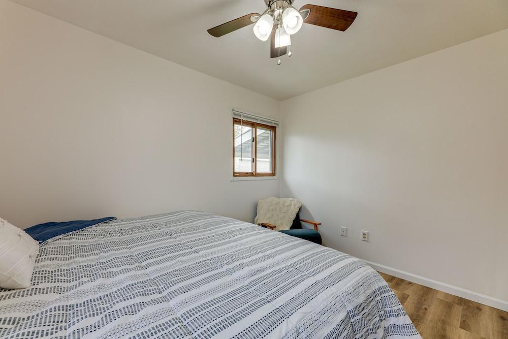 Well-equipped Dayton Home: 5 Mi to University!