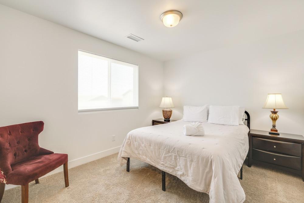 Spacious Bellemont Cabin w/ Jacuzzi + Mtn View!