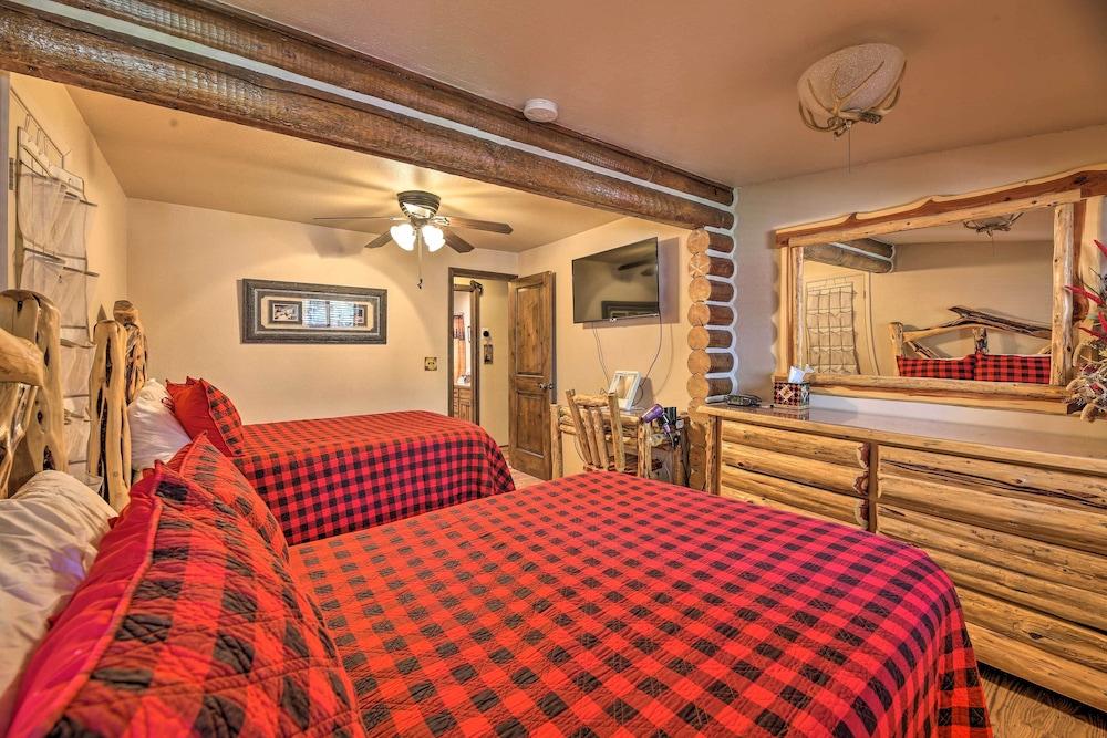 Family & Dog Friendly: Rustic Lakeside Cabin