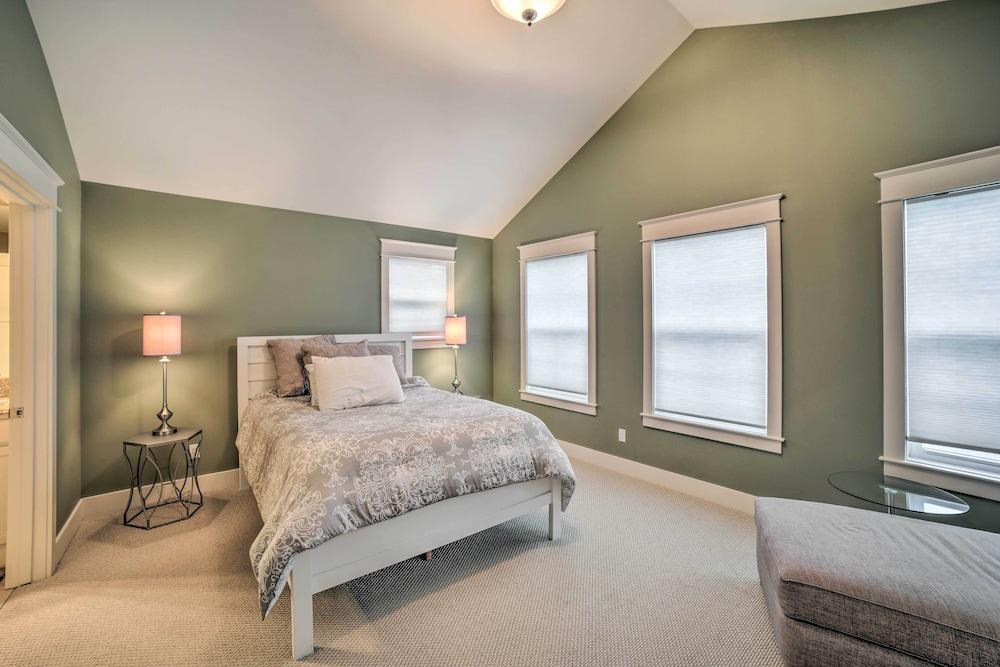 Benton Harbor Townhome w/ Golf Course View!