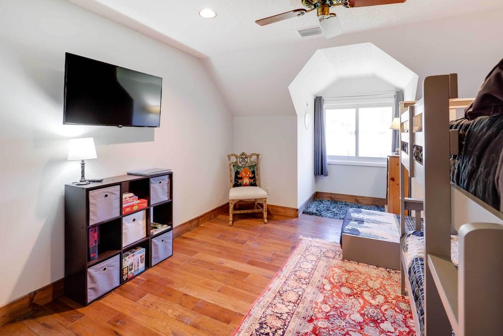 Deck, Grill & Mountain Views: Banner Elk Retreat!